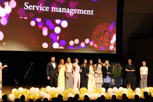 Studenter avtackas på scen