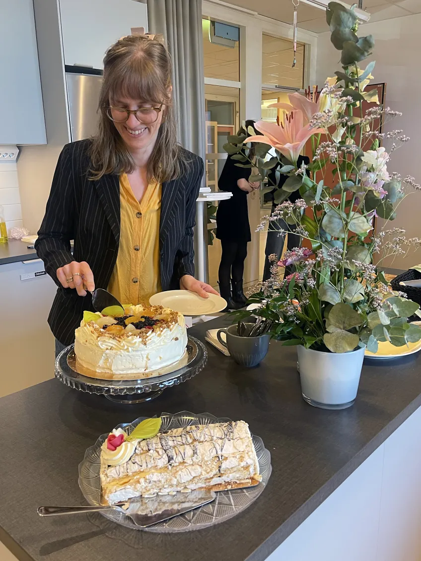 Annabell cutting cake.