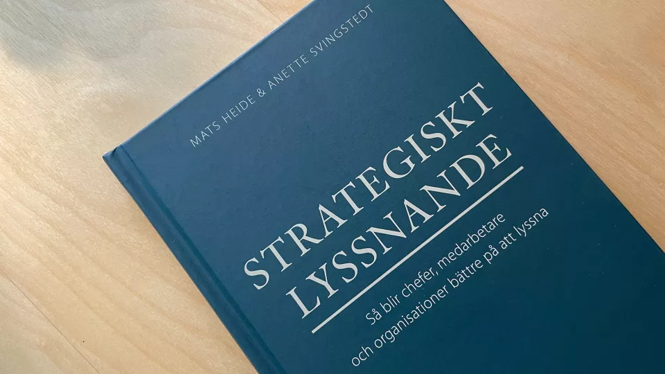 Foto av framsidan till boken Strategiskt lyssnande.