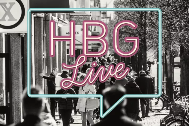 Svartvitt foto med människor. Logo för HBG Live. 