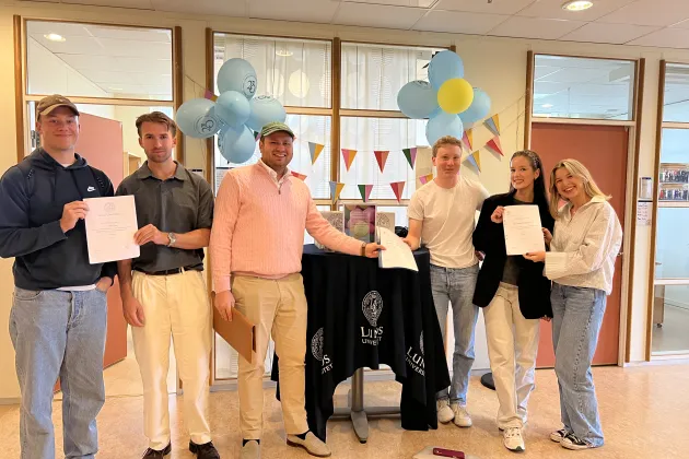 Studenter lämnar in sina examensarbeten
