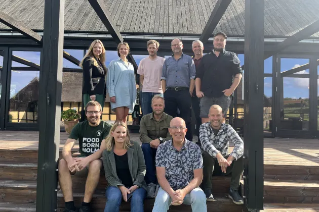 En grupp personer tittar mot kameran.