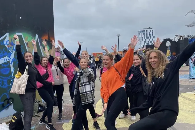 Glada studenter spexar framför kameran.