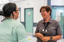 Två personer samtalar i en vårdlokal.