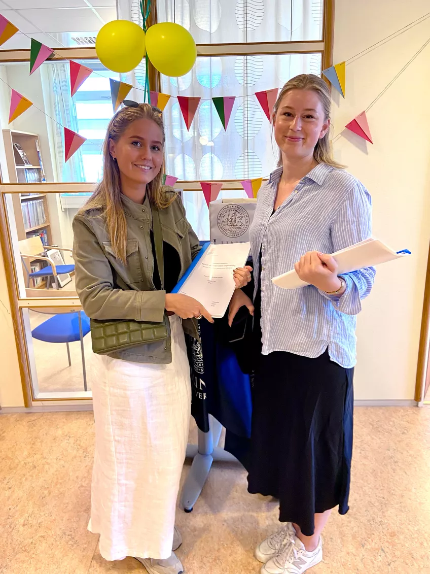 Anna Löfgren och Josefine Holmgren lämnar in sitt examensarbete.