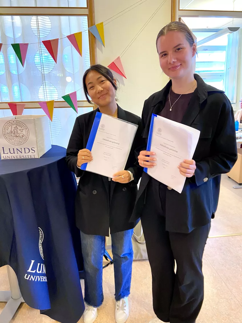 Mathilda Forsell och Jennifer Hedström lämnar in sitt examensarbete.
