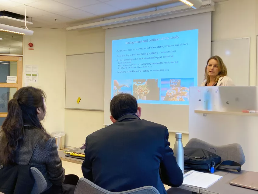 Foto från föreläsning där Josefine Östrup backe presenterar.