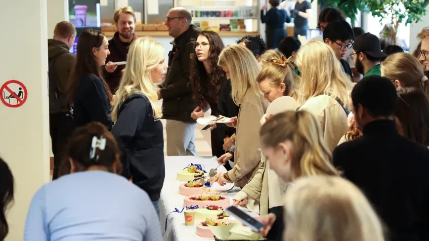 Studenter på tårtkalas
