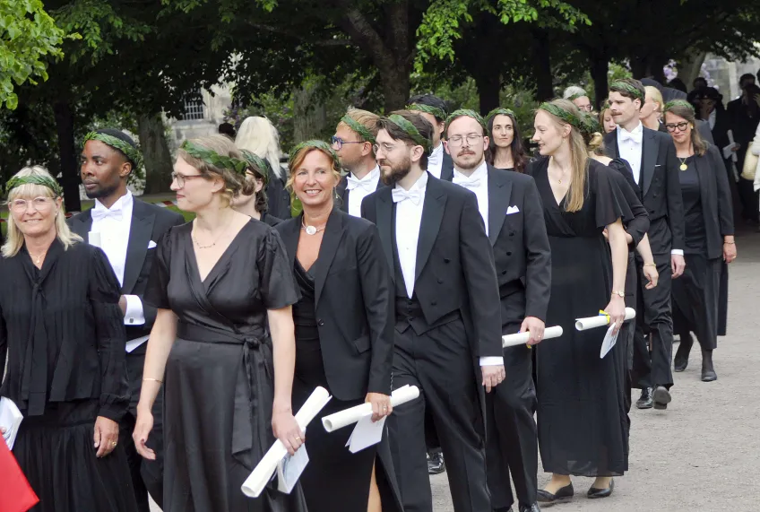 Grupp med svartklädda människor.