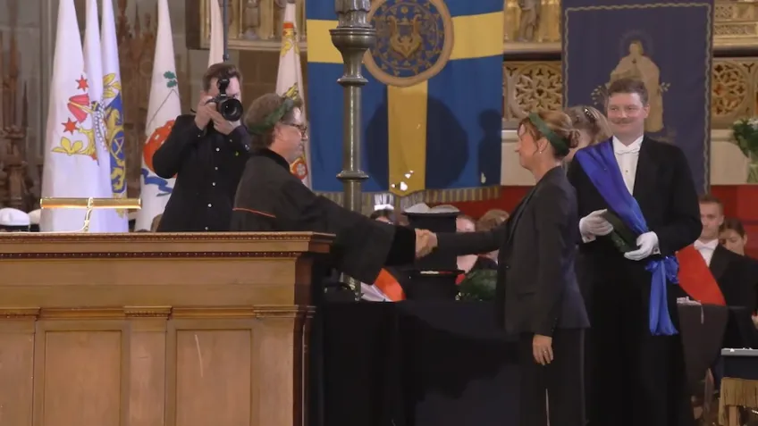 Personer skakar hand i kyrka.