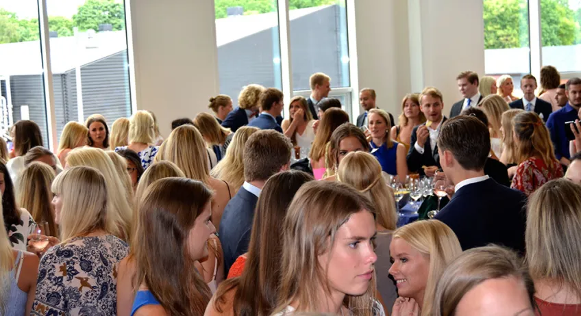 Mingel innan avslutningsceremonin.