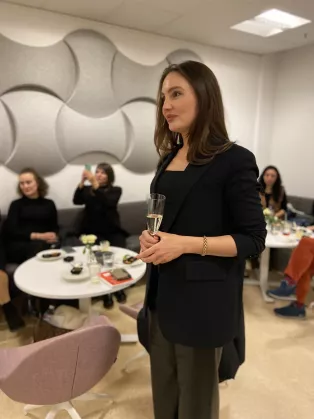 Foto på Anna Spitzkat som håller i champagneglas.